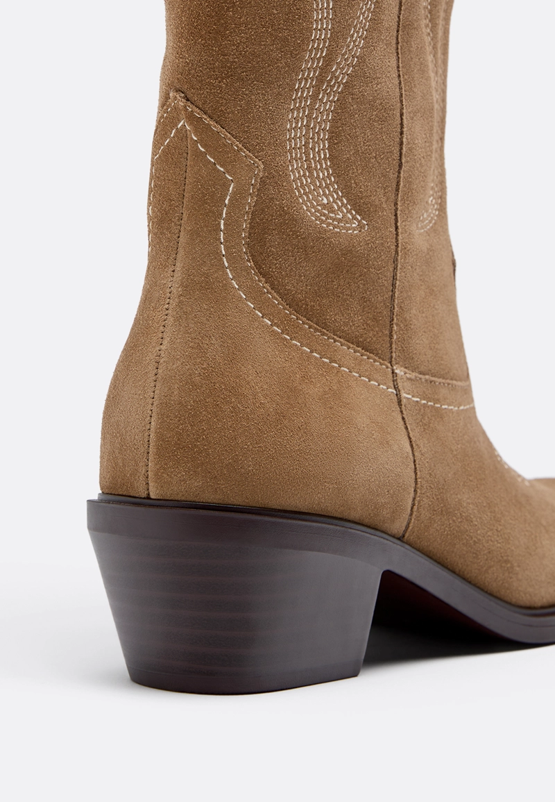 Кожаные сапоги на каблуке в ковбойском стиле