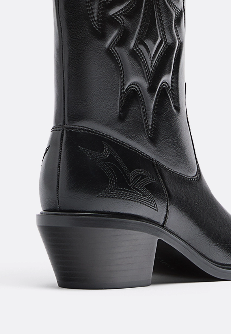 Ботинки в ковбойском стиле на каблуке