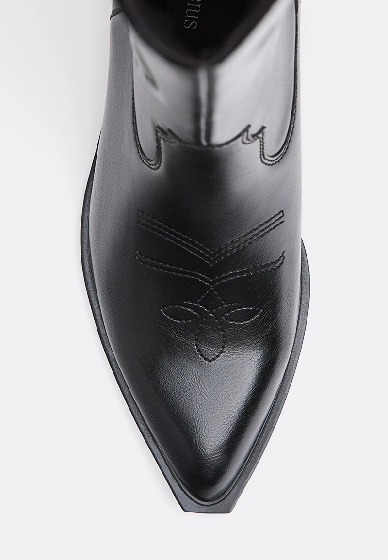 Ботинки в ковбойском стиле на каблуке