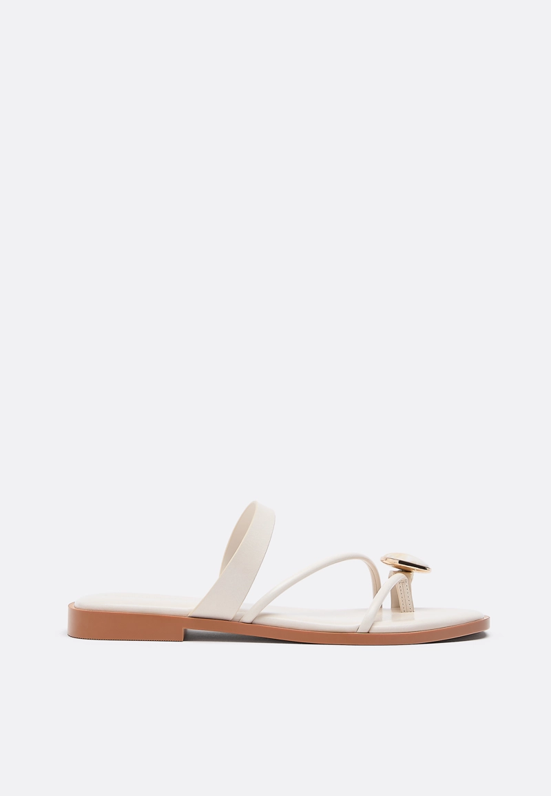 Сандалии на плоской подошве с декоративным камнем