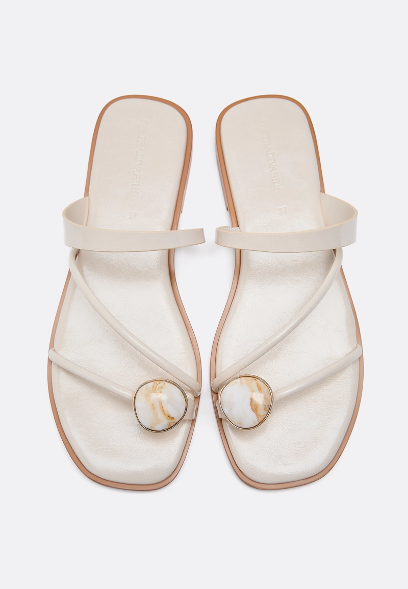 Сандалии на плоской подошве с декоративным камнем