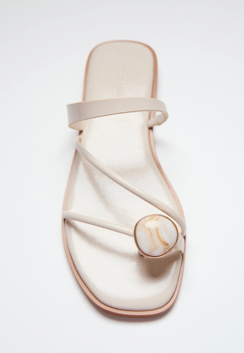 Сандалии на плоской подошве с декоративным камнем