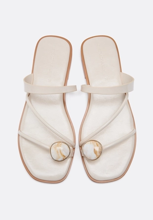 Сандалии на плоской подошве с декоративным камнем- Заказать в России