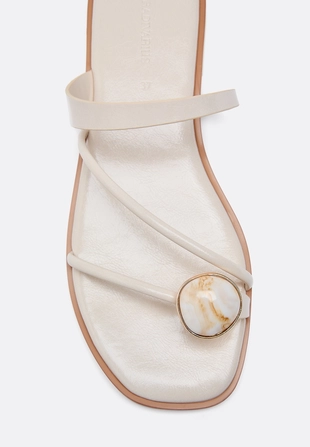 Сандалии на плоской подошве с декоративным камнем- Заказать в России