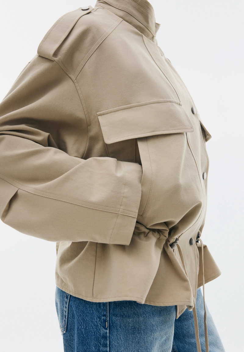 Укороченная куртка свободного кроя с передними карманами