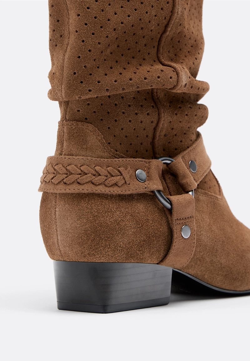 Кожаные ботильоны-казаки свободного кроя с перфорацией