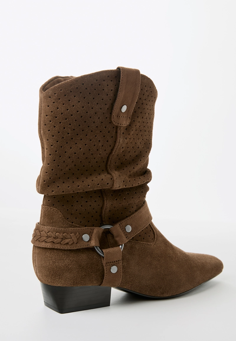 Кожаные ботильоны-казаки свободного кроя с перфорацией