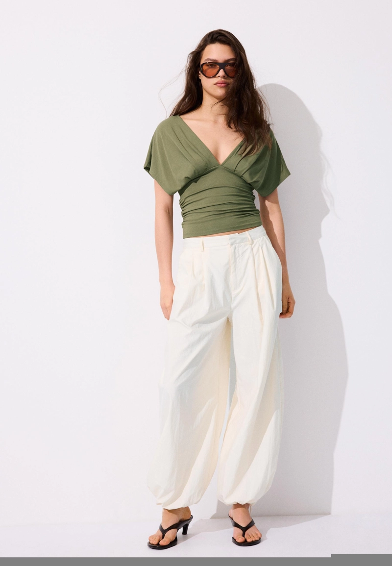 Футболка с V-образным вырезом