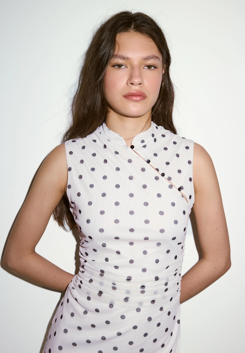 Короткое платье-ципао в горошек