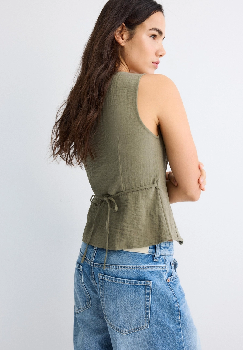 Жилет на пуговицах