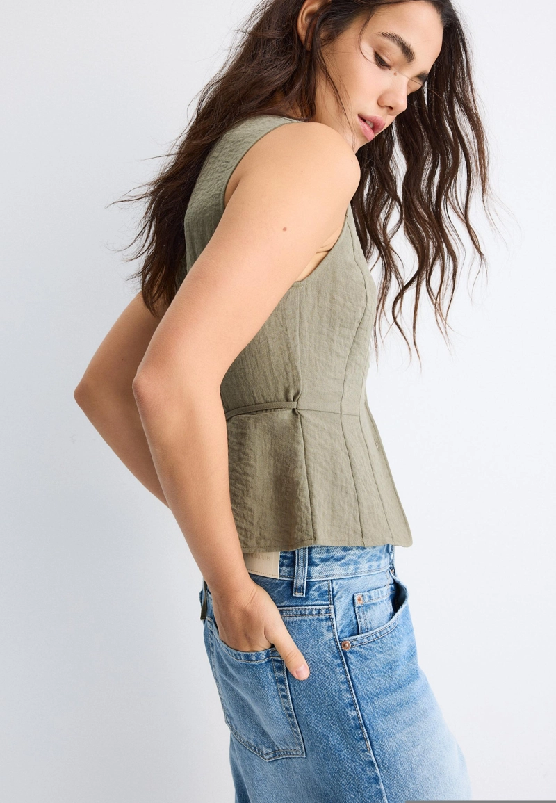 Жилет на пуговицах