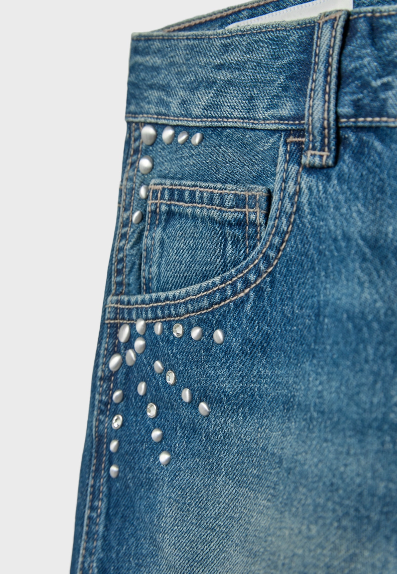 Джинсовые мини-шорты с заклепками