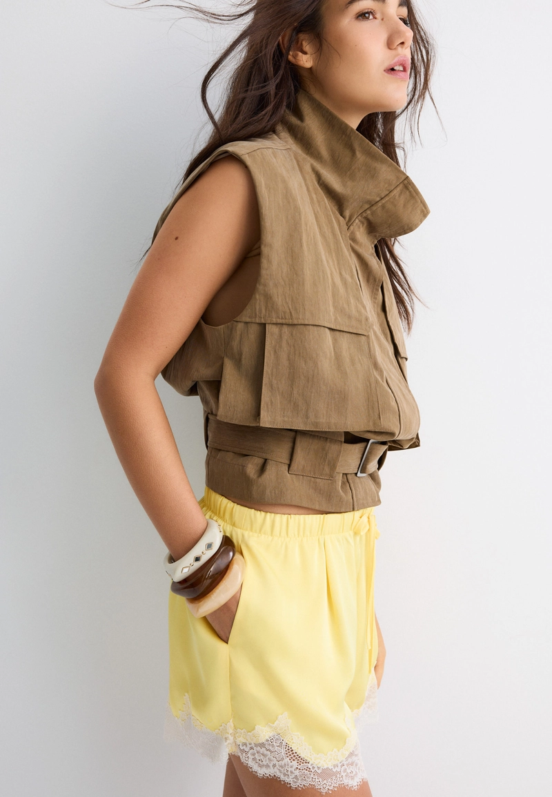 Атласные шорты с кружевом