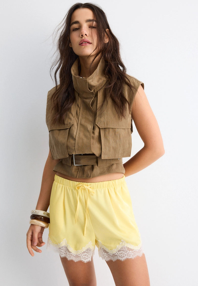 Атласные шорты с кружевом