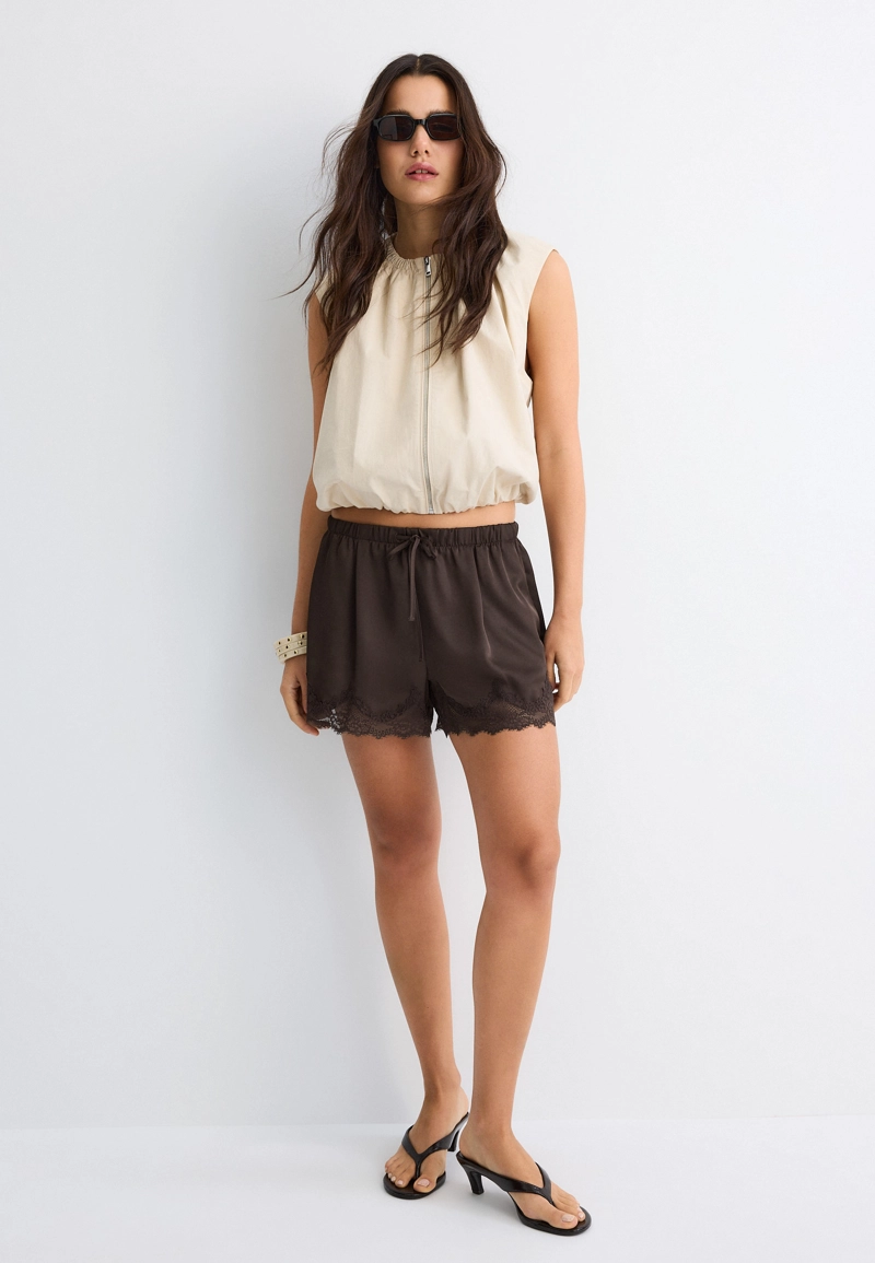 Атласные шорты с кружевом