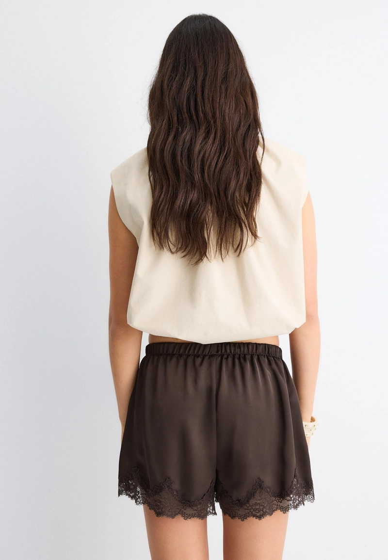 Атласные шорты с кружевом