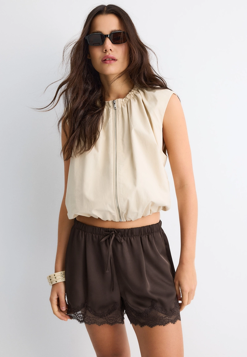 Атласные шорты с кружевом