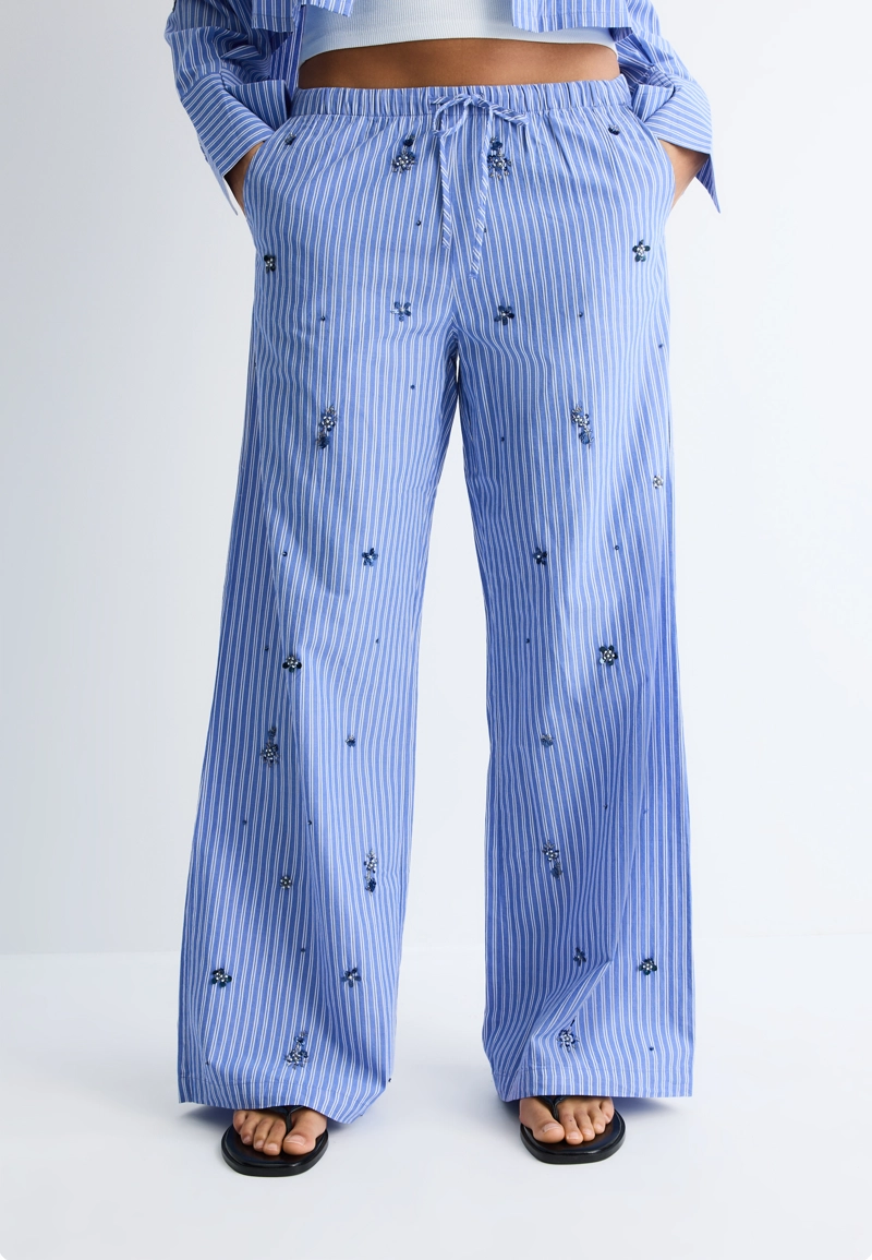 Брюки в пижамном стиле с вышивкой