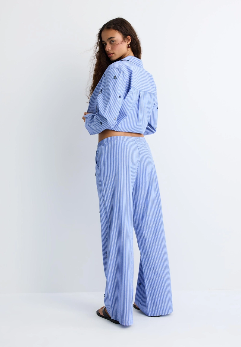 Брюки в пижамном стиле с вышивкой