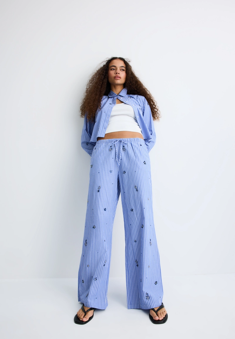 Брюки в пижамном стиле с вышивкой