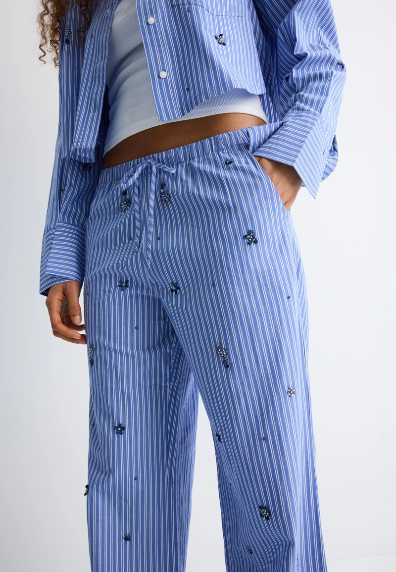 Брюки в пижамном стиле с вышивкой