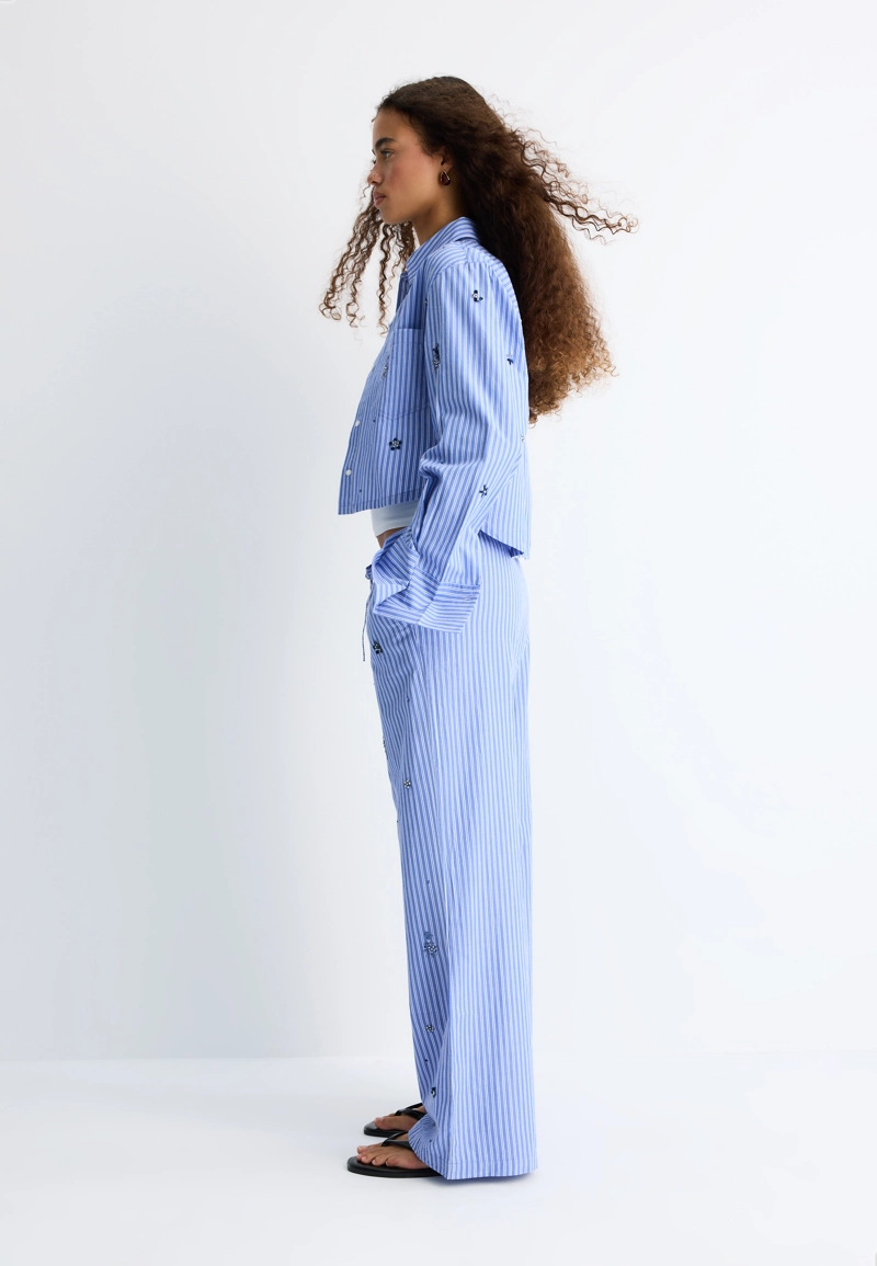 Брюки в пижамном стиле с вышивкой