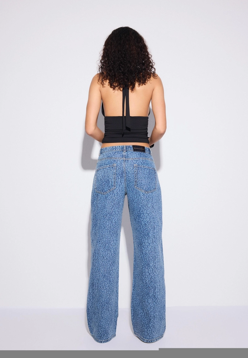 Джинсы прямого кроя с леопардовым принтом и блестящей отделкой