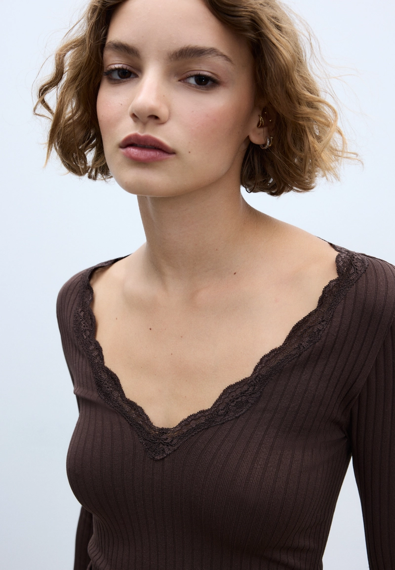 Бесшовная футболка с кружевом