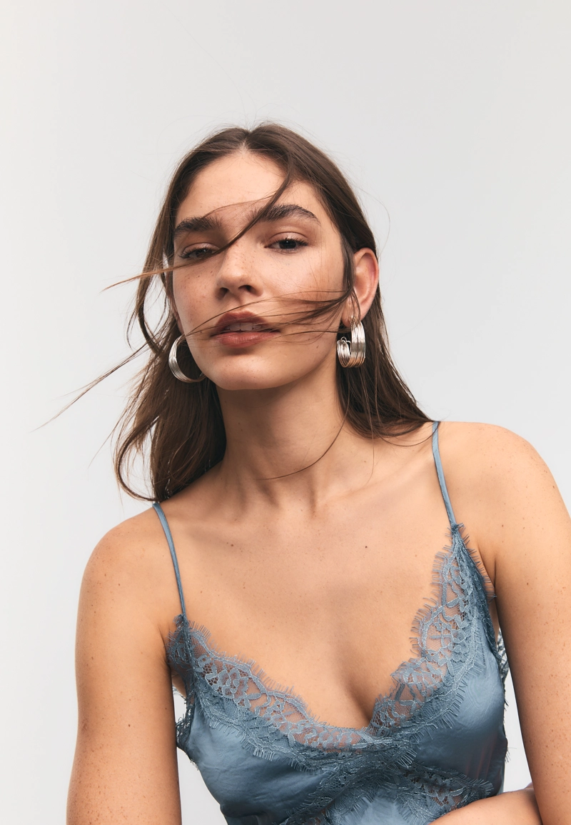 Платье миди с атласной отделкой и кружевом