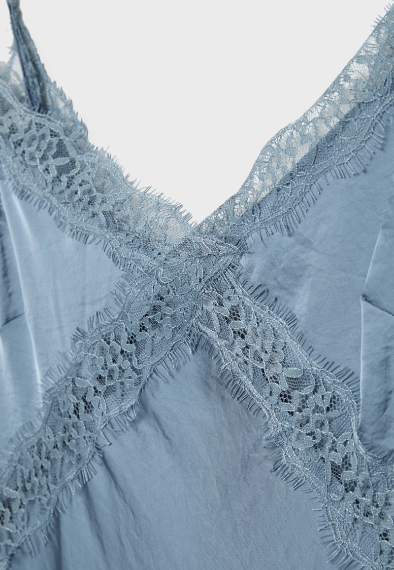 Платье миди с атласной отделкой и кружевом