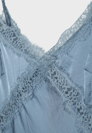 Платье миди с атласной отделкой и кружевом- Заказать в России