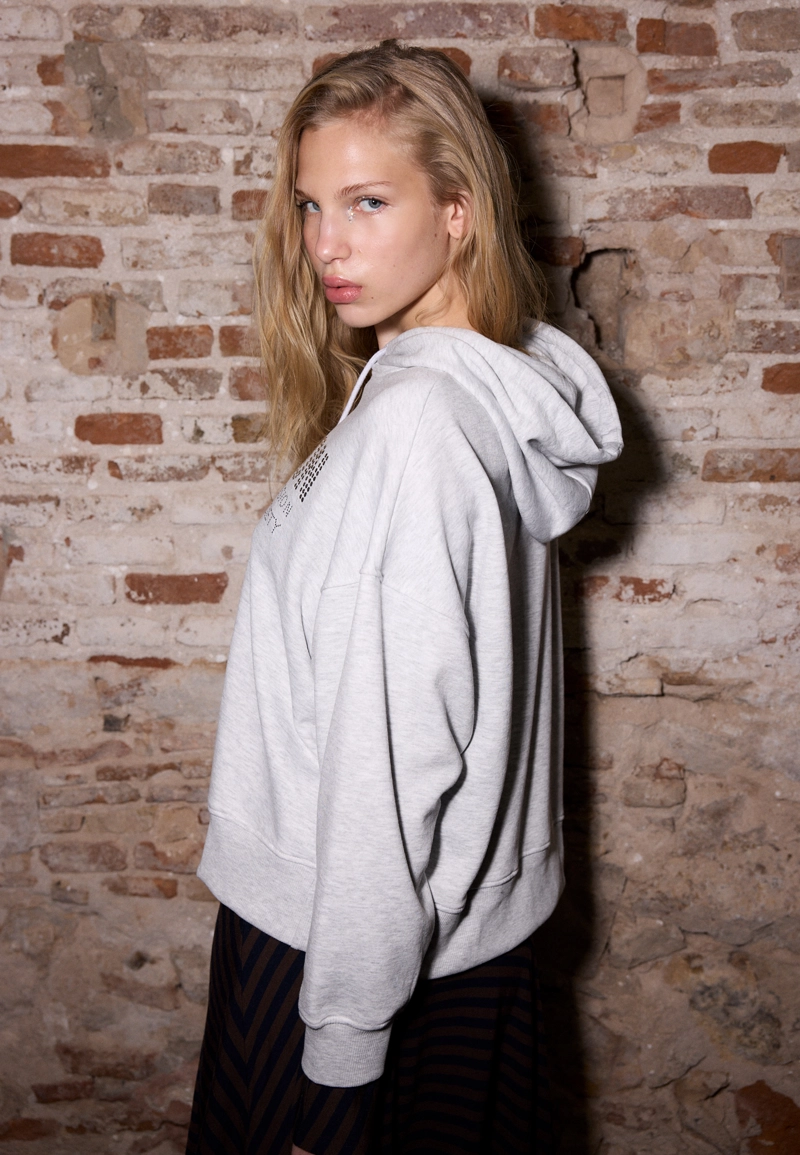 Толстовка с капюшоном и блестящей отделкой