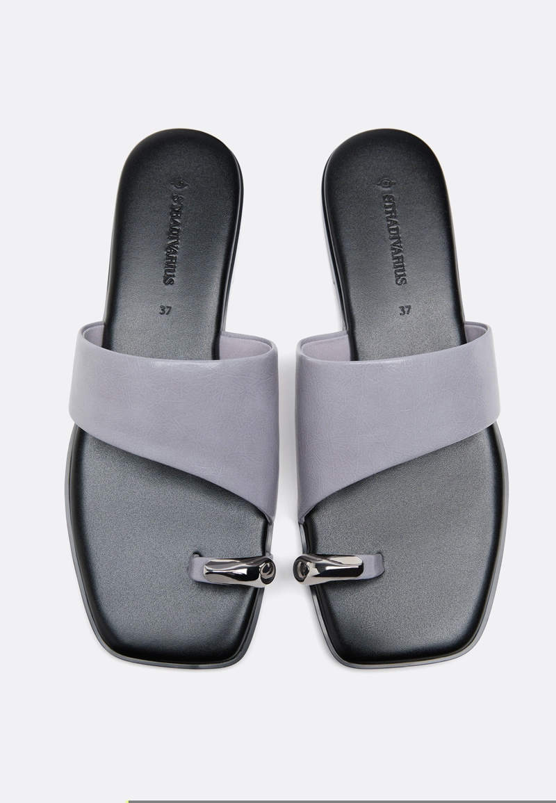 Шлепанцы с металлическим элементом