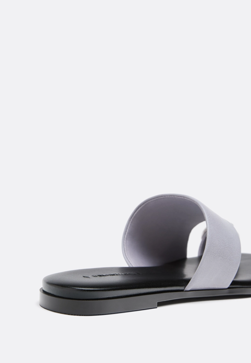 Шлепанцы с металлическим элементом