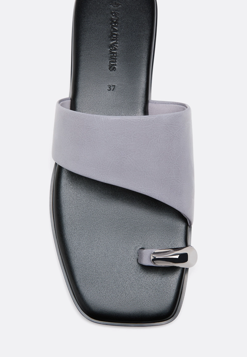 Шлепанцы с металлическим элементом