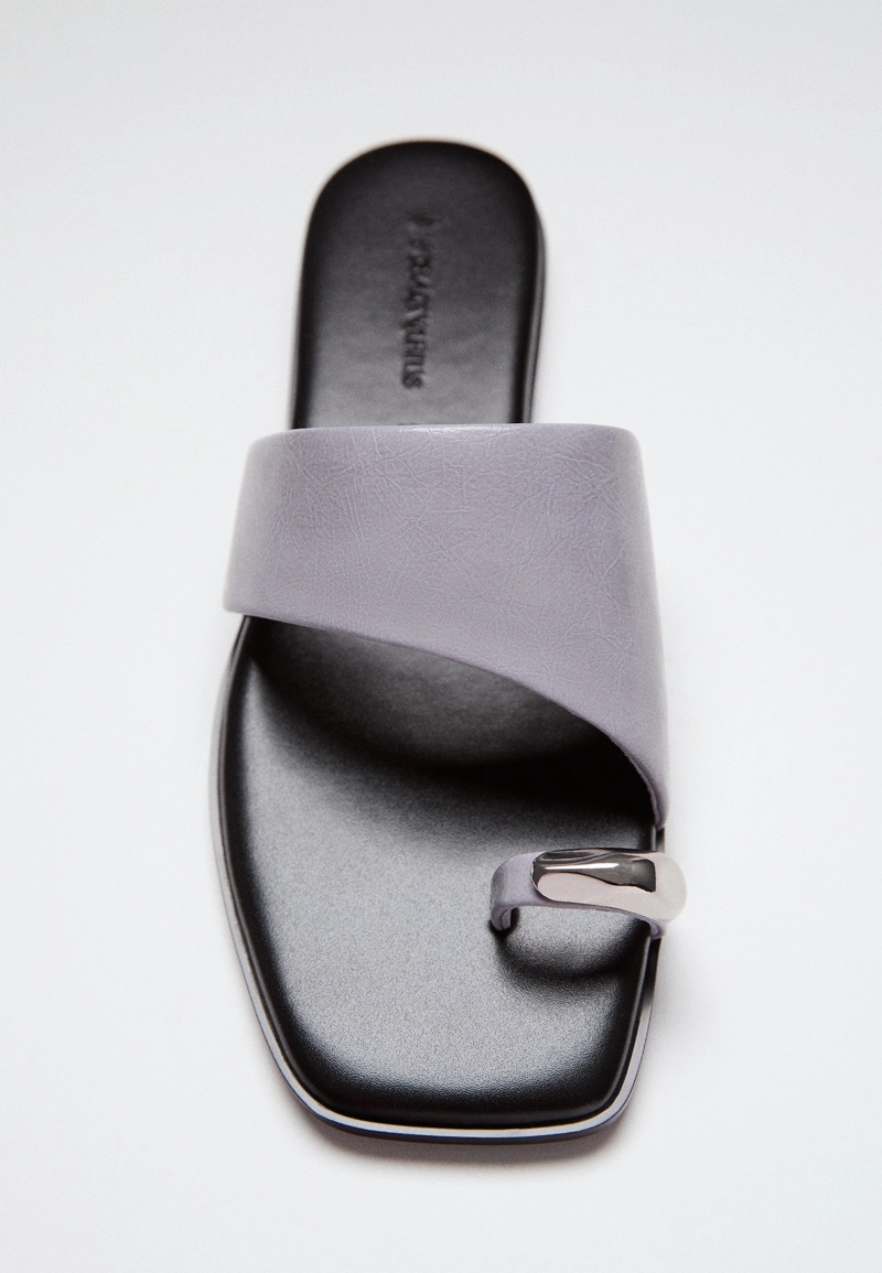 Шлепанцы с металлическим элементом