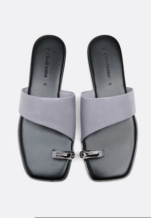 Шлепанцы с металлическим элементом- Заказать в России