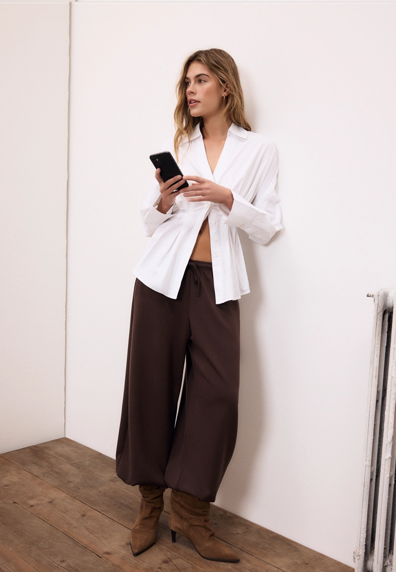 Мягкие брюки-джоггеры фасона баллон