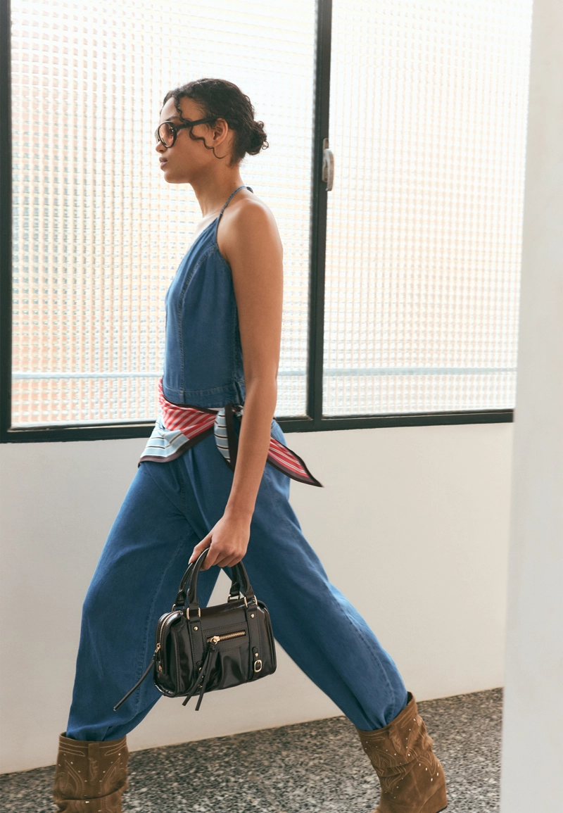 Джинсовый комбинезон с горловиной халтер и платком