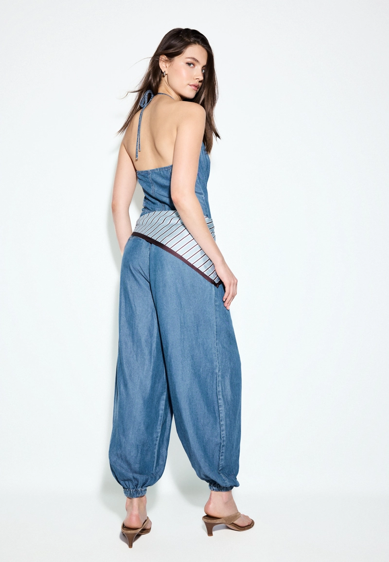 Джинсовый комбинезон с горловиной халтер и платком