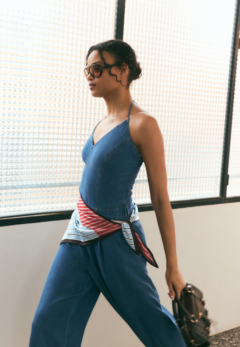 Джинсовый комбинезон с горловиной халтер и платком