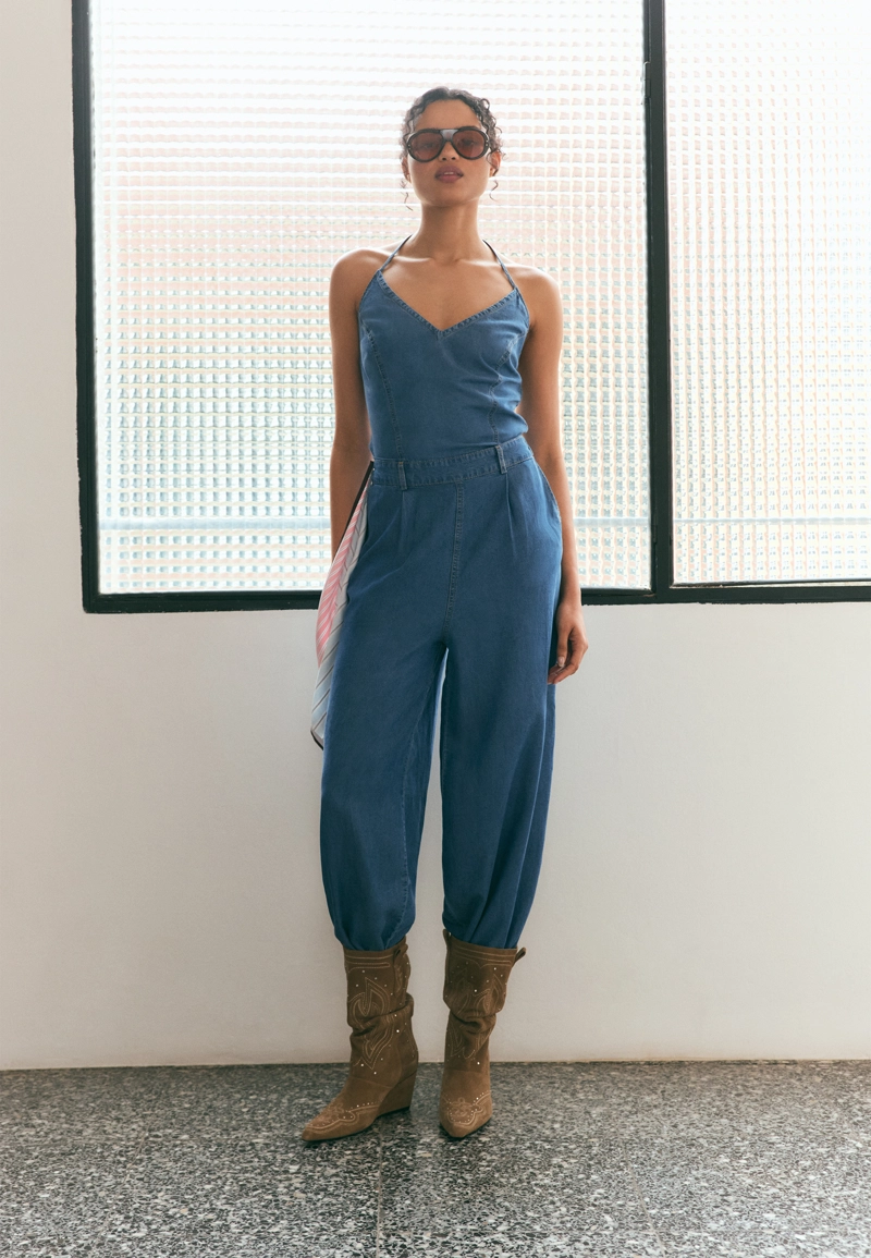 Джинсовый комбинезон с горловиной халтер и платком