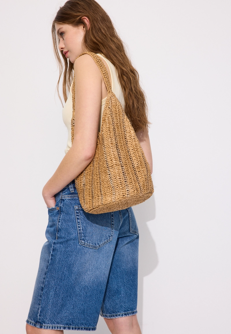 Плечевая сумка из рафии с металлизированной нитью
