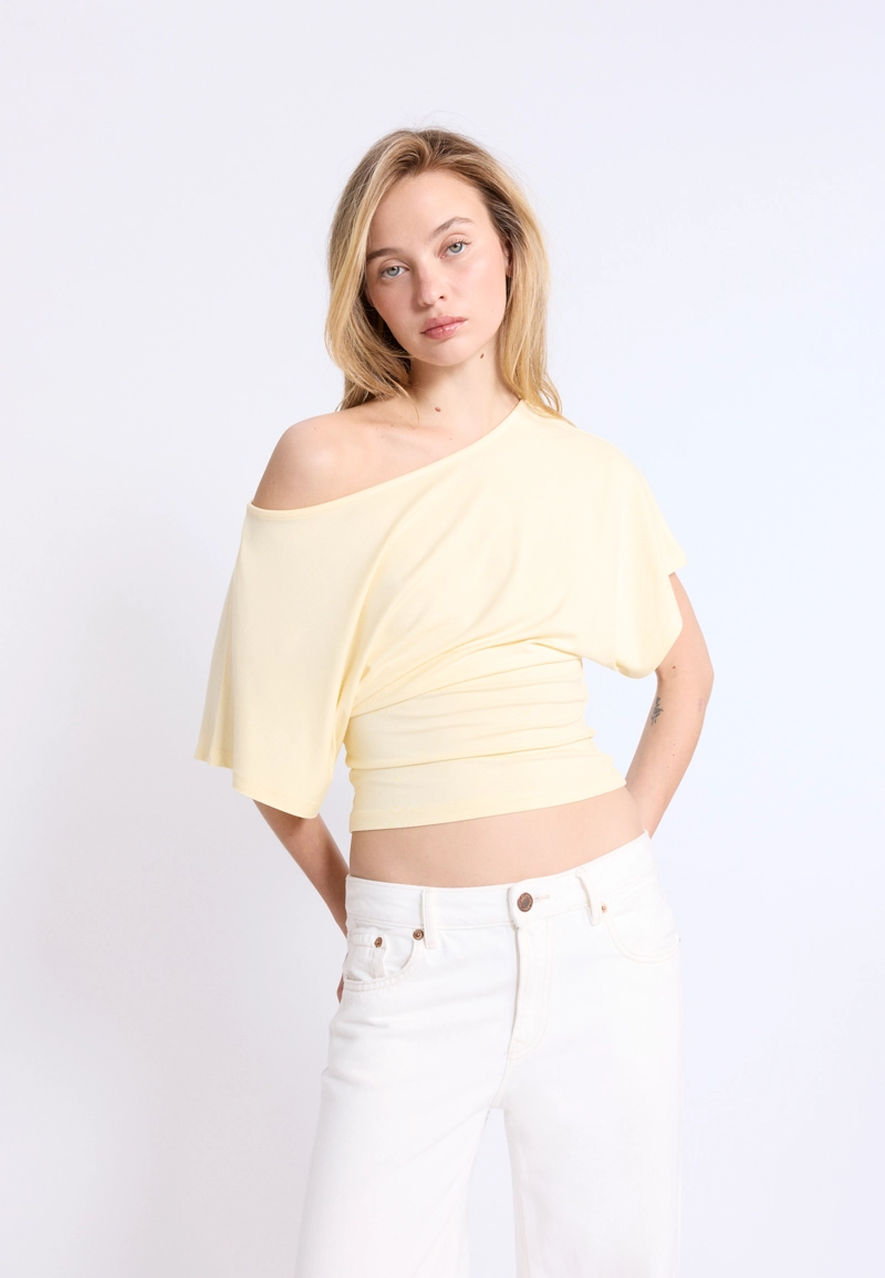 Футболка с вырезом-лодочкой и короткими рукавами