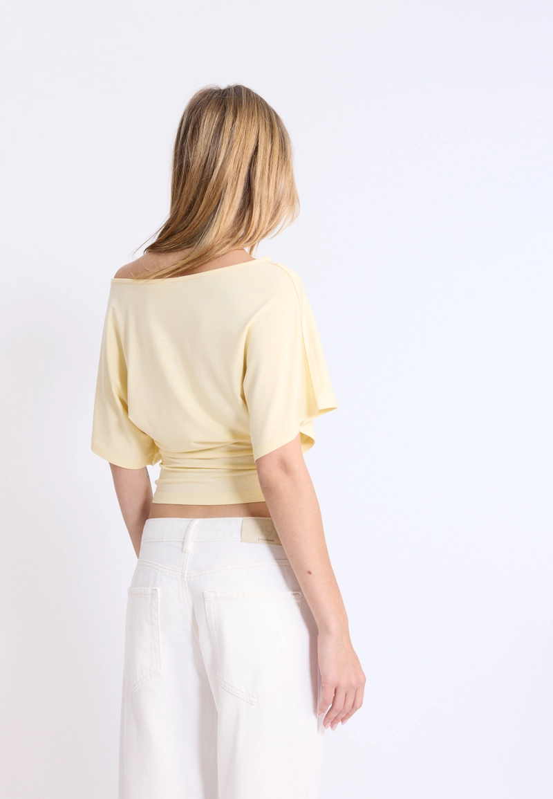 Футболка с вырезом-лодочкой и короткими рукавами