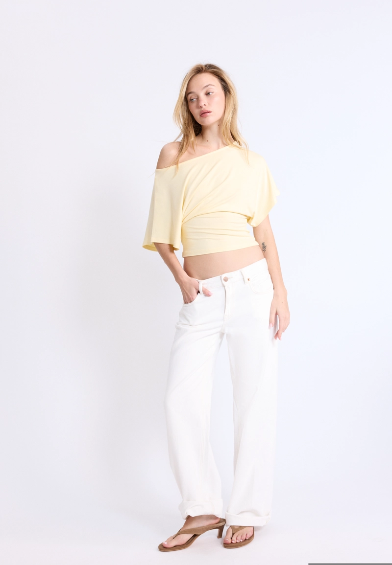 Футболка с вырезом-лодочкой и короткими рукавами