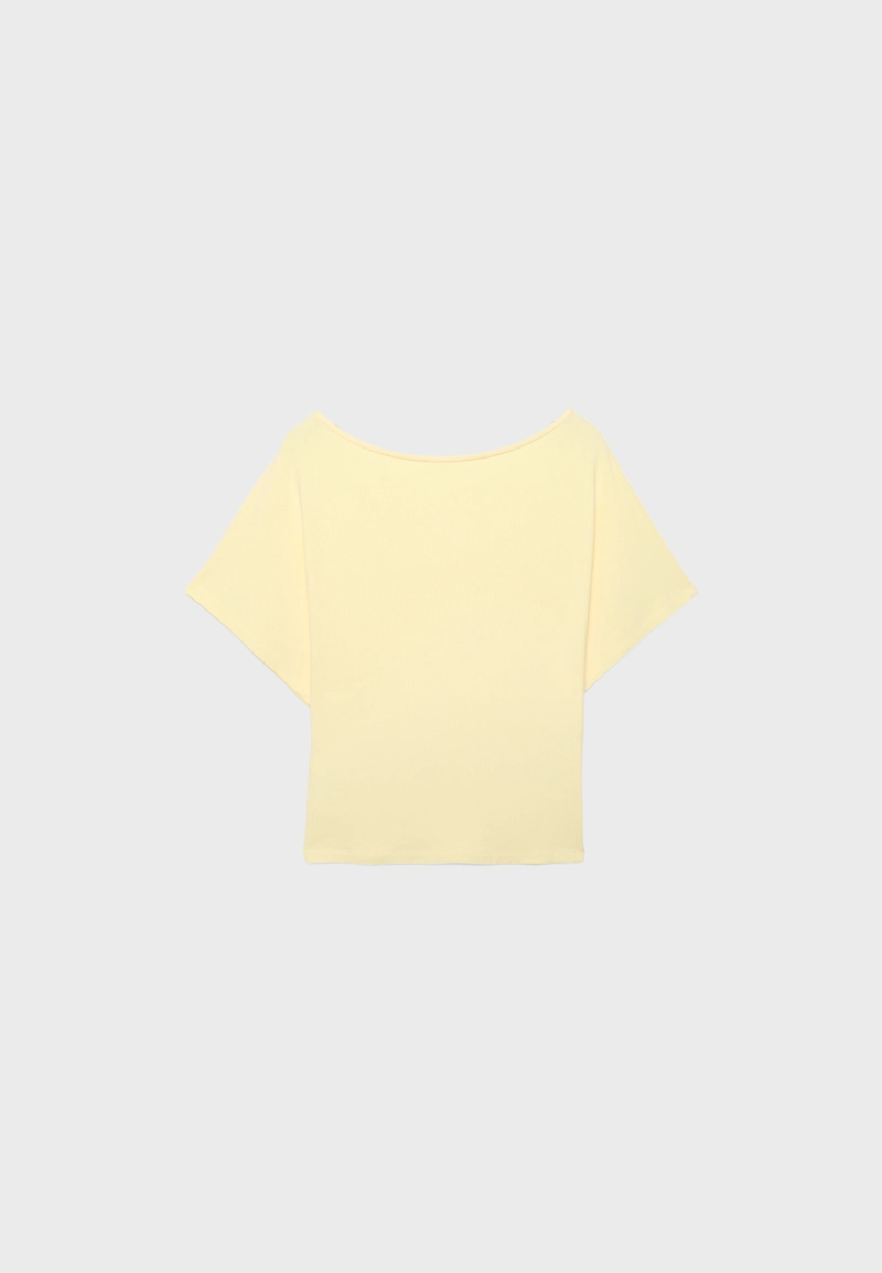 Футболка с вырезом-лодочкой и короткими рукавами