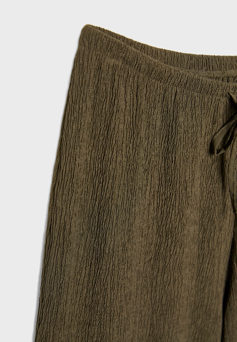 Брюки прямого кроя с эффектом помятости