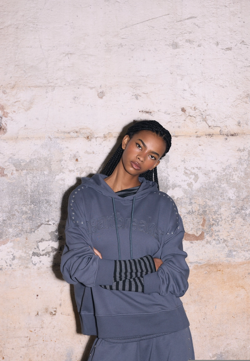 Толстовка с капюшоном, вышивкой и заклепками