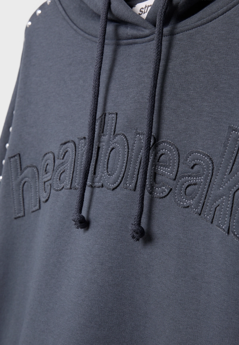 Толстовка с капюшоном, вышивкой и заклепками